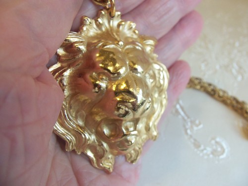 Napier Large 2 inch gold plated Lion Head Pendant Necklace - 第 7/8 張圖片