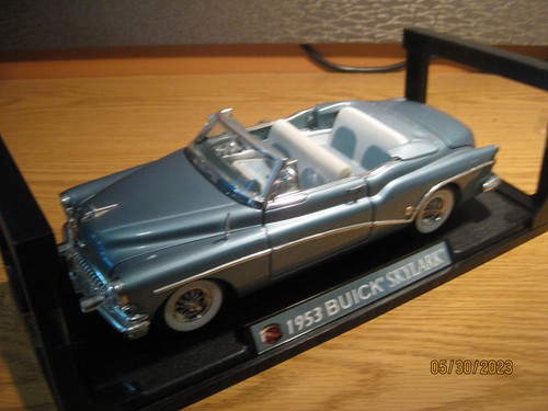 1/18 1953 BUICK SKYLARK CONVERTIBLE , L. METALLIC BLUE BY MOTOR WORKS #73129 - Picture 4 of 22