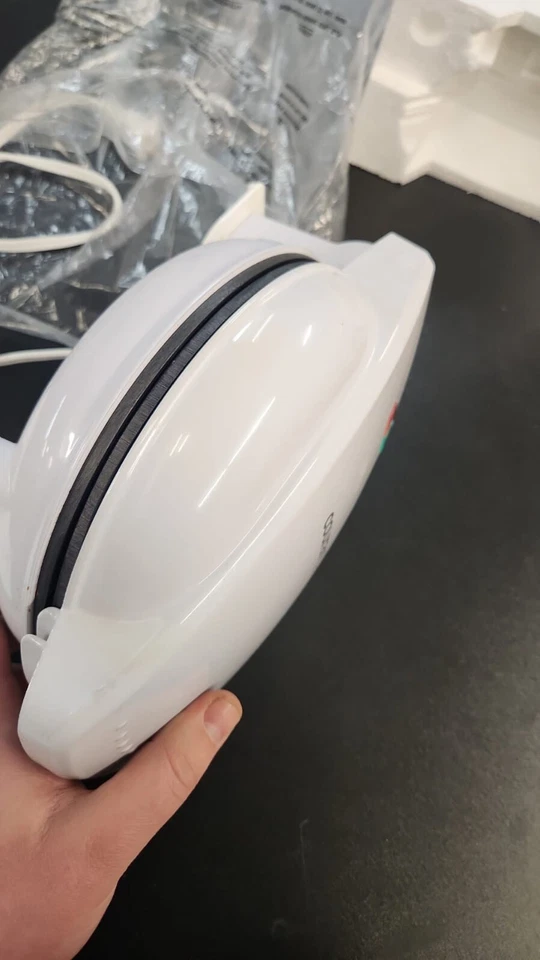 Courant 7-inch Belgian Waffle Maker -White - Image 4 of 4