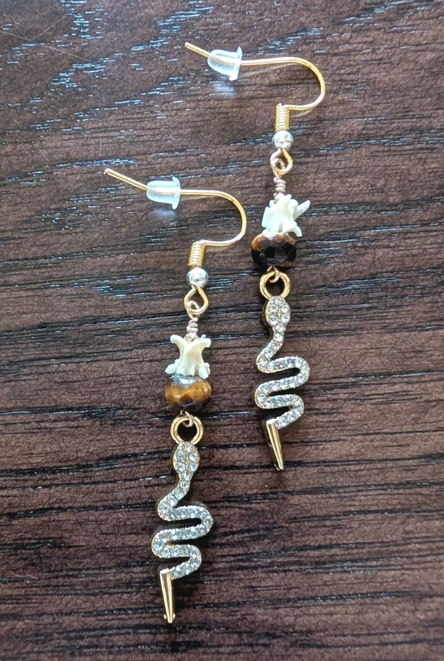 Висячие серьги с гремучей змеей позвонками кошками — ювелирные изделия со змеями — странный подарок - Изображение 2 из 4