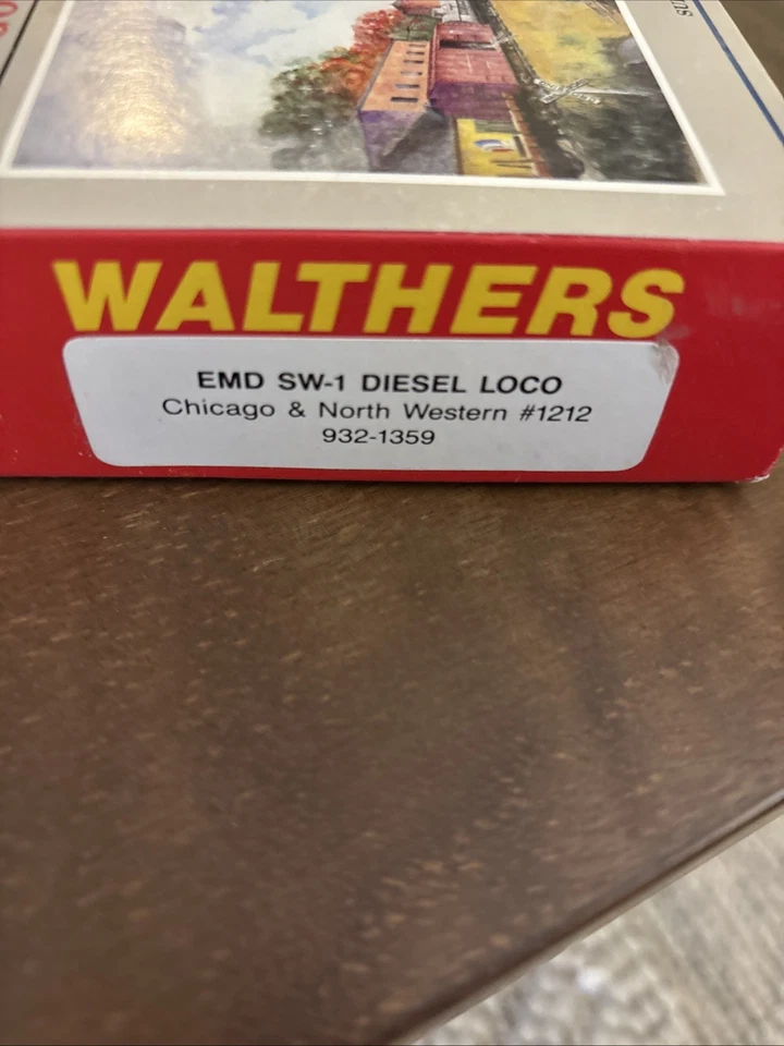 Walthers HO 932-1359 C&NW Chicago Northwestern EMD SW-1 Diesel Locomotive #1212 - Image 2 of 4