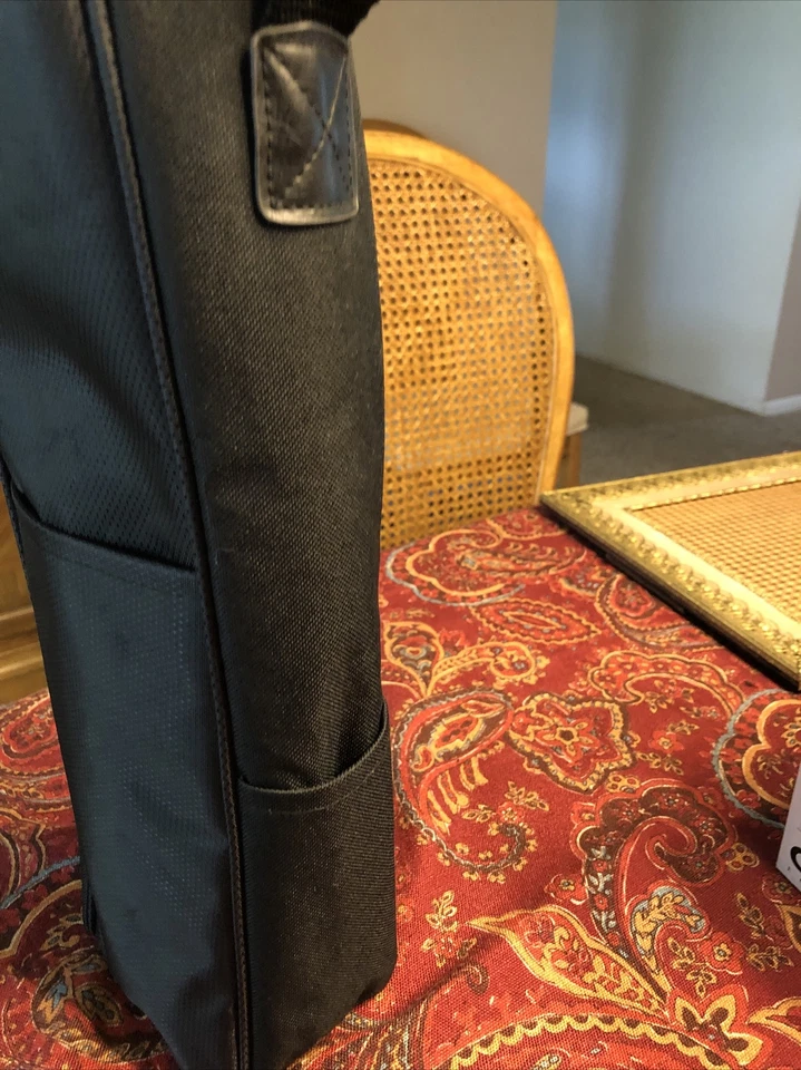 Bolso de Mano Leeds Negro Botella Única Aislante de Vino Con Bolsillos, Correa Ajustable Foto 3 de 4