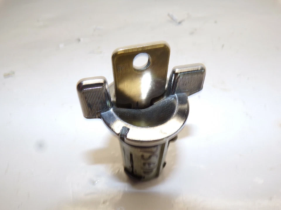 Cadillac Seville Fleetwood Deville 1975? Cilindro de bloqueo de encendido con llave Foto 2 de 4