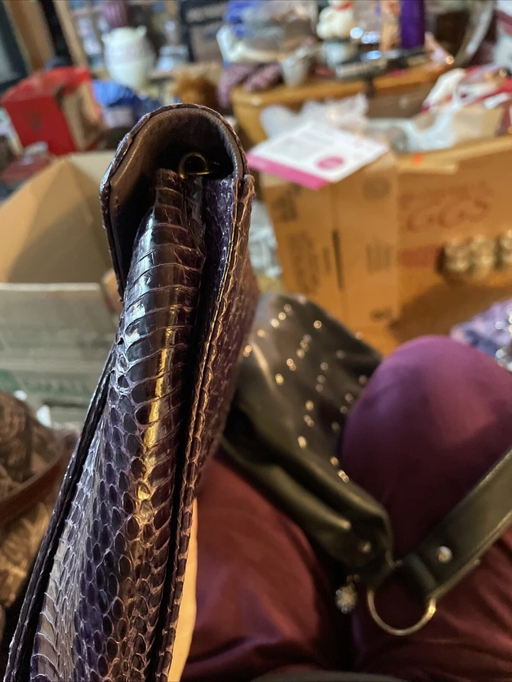 Sobre de hombro J Renee de cuero genuino púrpura de piel de serpiente de colección de los años 80 con solapa superior  Foto 3 de 4