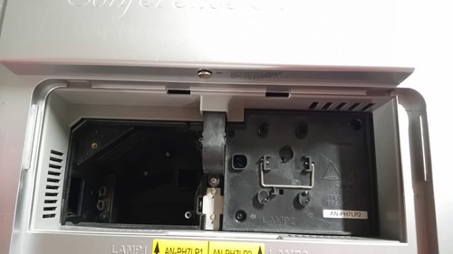 IN STOCK 2 videoproiettorI SHARP XG-PH70X 5200 ANSILUMEN 16:9 E 4.3 - Foto 7 di 7