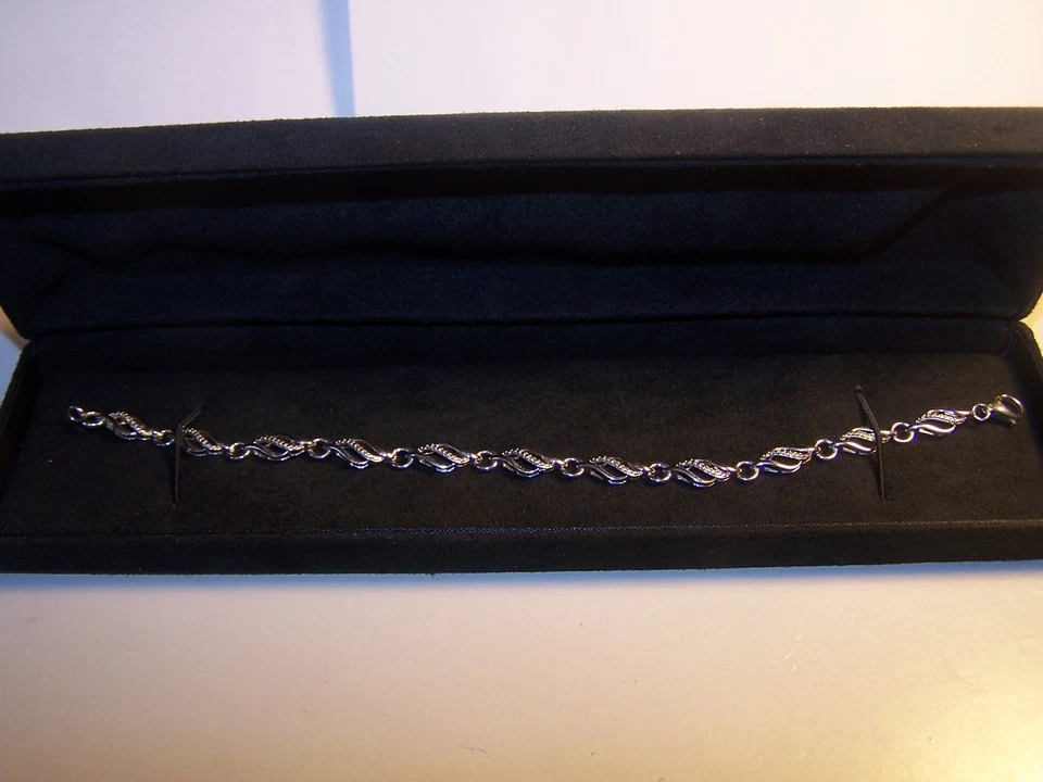 PULSERA TENIS ZALES JEWELERS PLATA ESTERLINA DIAMANTE DISEÑO LLAMA 7 1/2" Foto 3 de 4