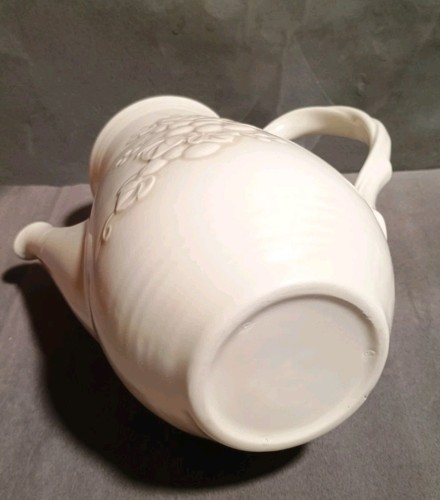 Metlox Poppy Trail White Grape Coffee/Tea Pitcher USA California 10" Antique - Picture 10 of 10