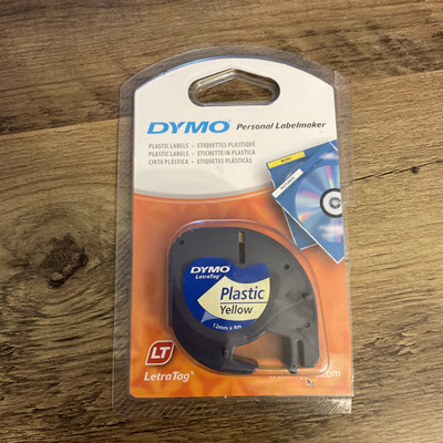 DYMO 91201 LT Kunststoff Etiketten 12 mm x 4 m Rolle - Schwarz Druck auf Gelben Etiketten