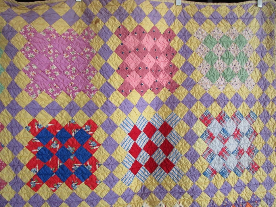 Edredón acolchado a mano vintage de 1930, variación de nueve parches, 68 x 82, impresión de saco de alimentación Foto 3 de 4