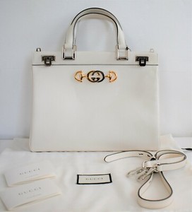 ladies zumi grainy leather medium top handle bolsa in black