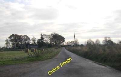 Foto 6x4 Kleine Straße führt durch Ackerland Deich \/NH9858 c2014