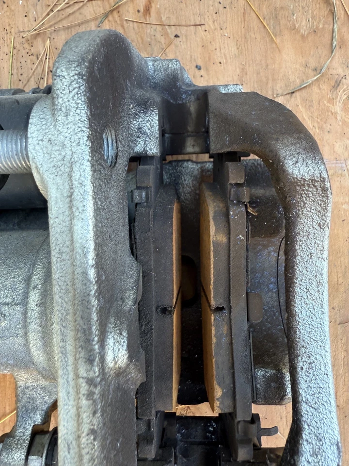  2018-2021 LEXUS NX300 AWD ЗАДНИЙ ЛЕВЫЙ СУППОРТ ДИСКОВОГО ТОРМОЗА С ПРИВОДОМ ОТ ОРИГИНАЛЬНОГО ПРОИЗВОДИТЕЛЯ  - Изображение 2 из 4