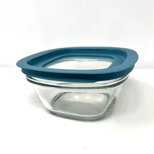 Rubbermaid - 4 Cups - Glass Food Storage Container Square Bowl 7N63 with Lid