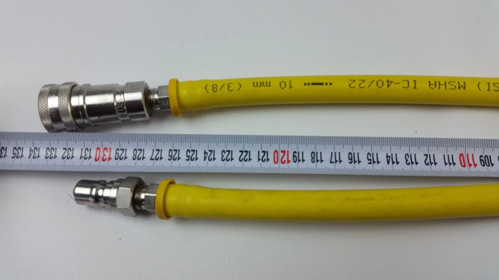 Coupling ends of the pair: Parker quick-connect socket on one hose, plug on the other, at the 130 cm mark