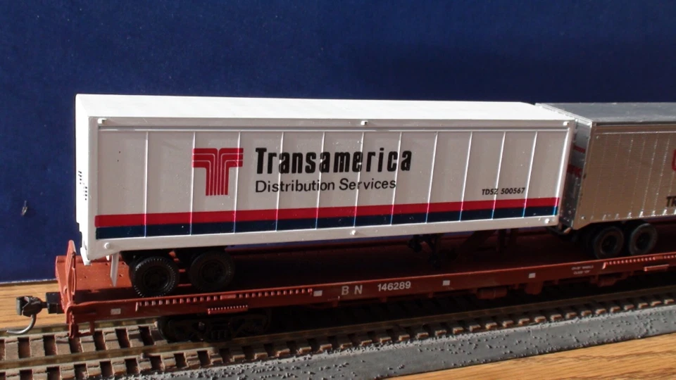 1 coche - Burlington Northern BN HO 86' coche plano, dos remolques de 40" con Kadee's y RTR Foto 4 de 4