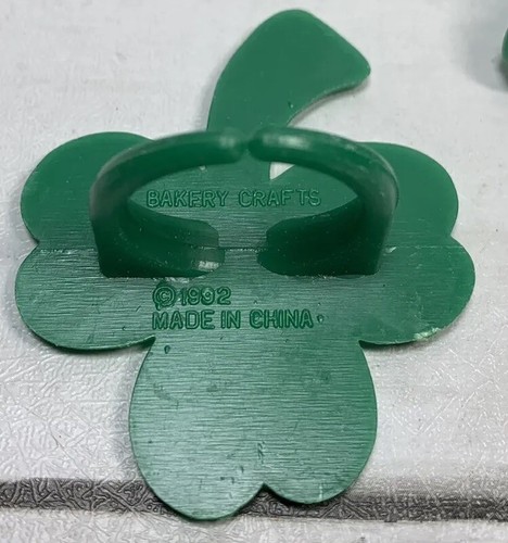 Vintage Lot 24 St Patricks Day Shamrock Cupcake Topper Plastic Rings Clover - Picture 4 of 5