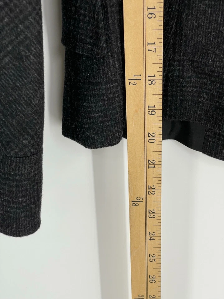 Abrigo básico Zara para mujer pequeño negro a cuadros botón delantero guisante bolsillos Foto 4 de 4