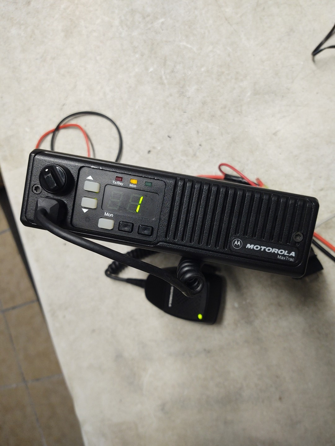 Motorola Maxtrac UHF 2way mobile radio with mic