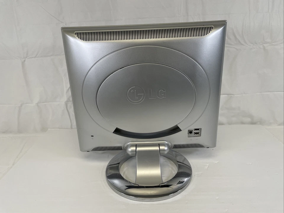 Vintage LG L1720P LCD Monitor Grade A - Tested and working - With cords - Image 2 of 4