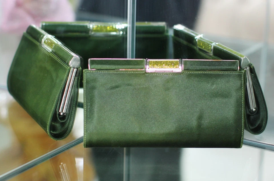 BOLSO CLUTCH JUDITH LEIBER SWAROVSKI CRISTAL SATINADO BOSQUE VERDE CLÁSICO MINAUDIERE