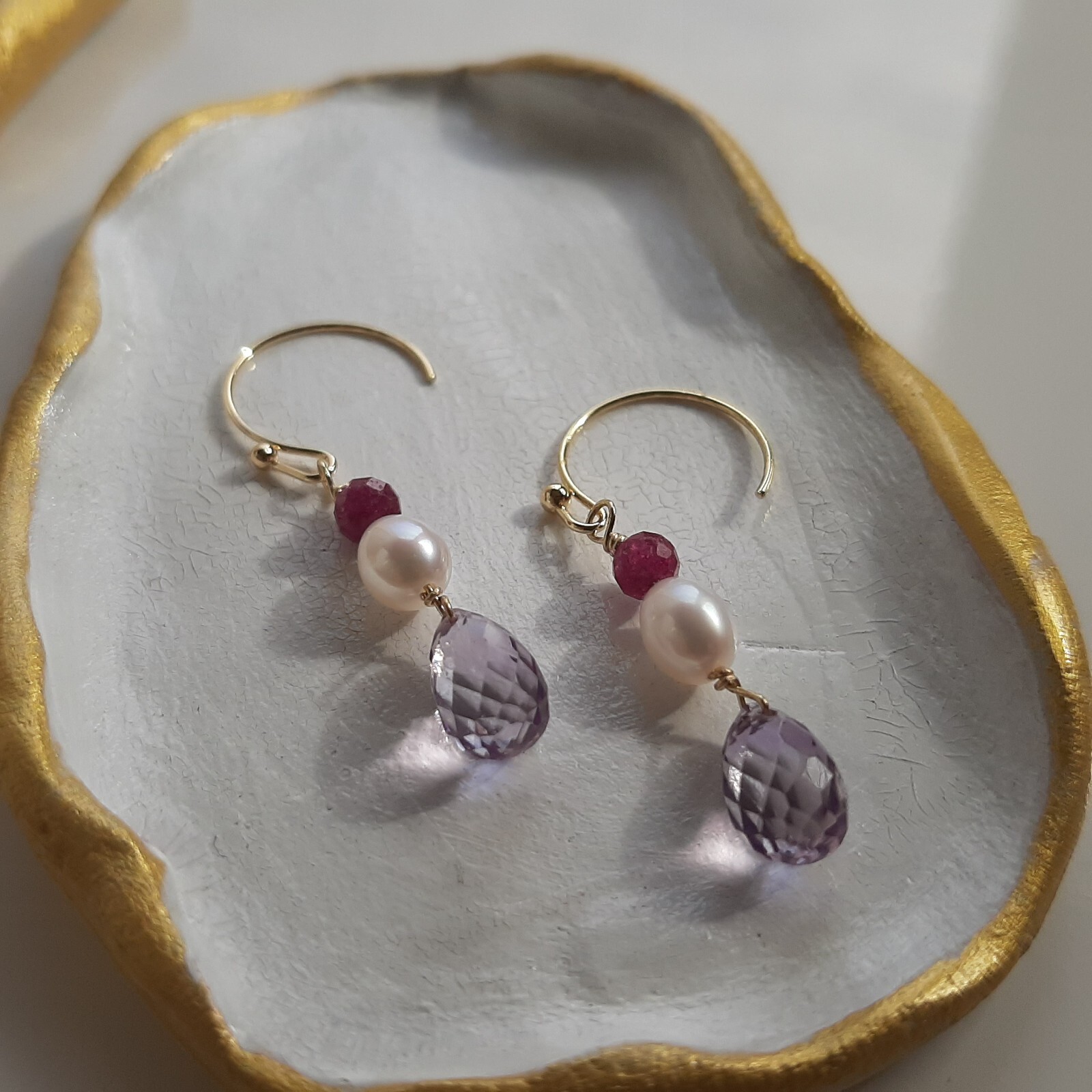 Boucles d'oreilles perles de culture et améthyste pour sublimer vos tenues de soirée