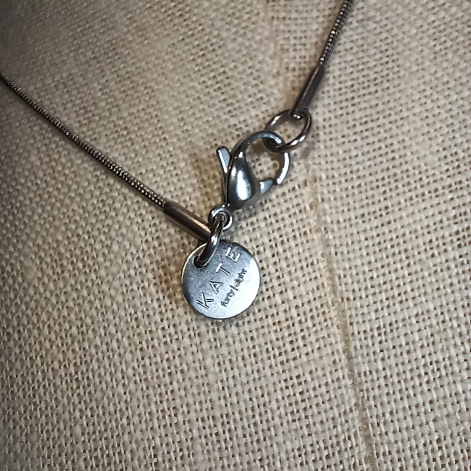 Collar Colgante Rústico Puño Kate 48 Cuarenta y Ocho Zafiro Azul 16"  Foto 4 de 4