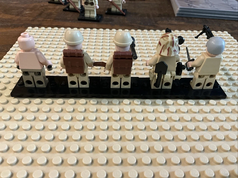 LEGO WWII Desierto Soldados Alemanes Lote de 5, Armados con Brazos de Ladrillo Accesorios Etc Foto 2 de 2