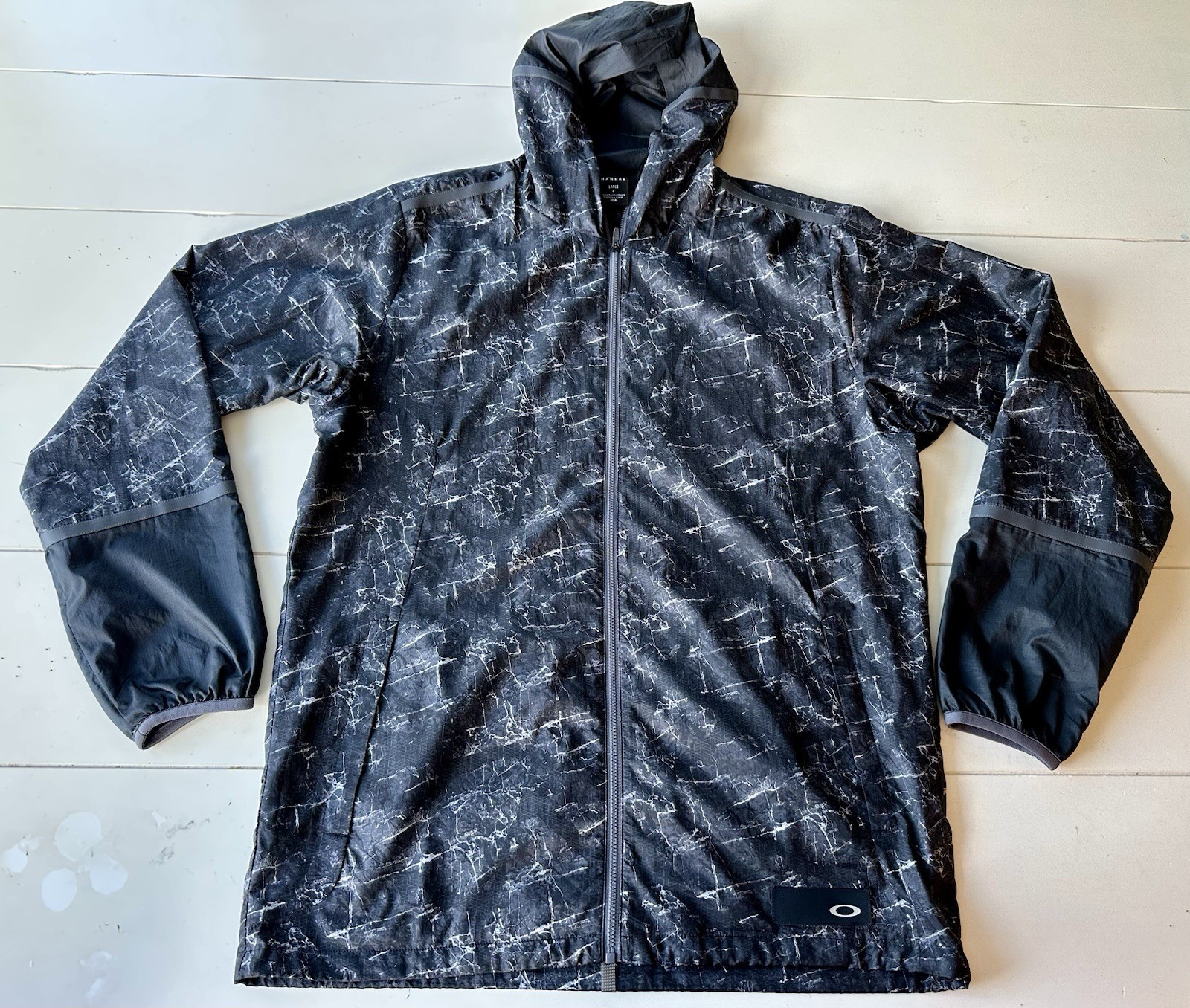 OAKLEY Men&rsquo;s L Black White Grunge Lightweight Hooded Full 
