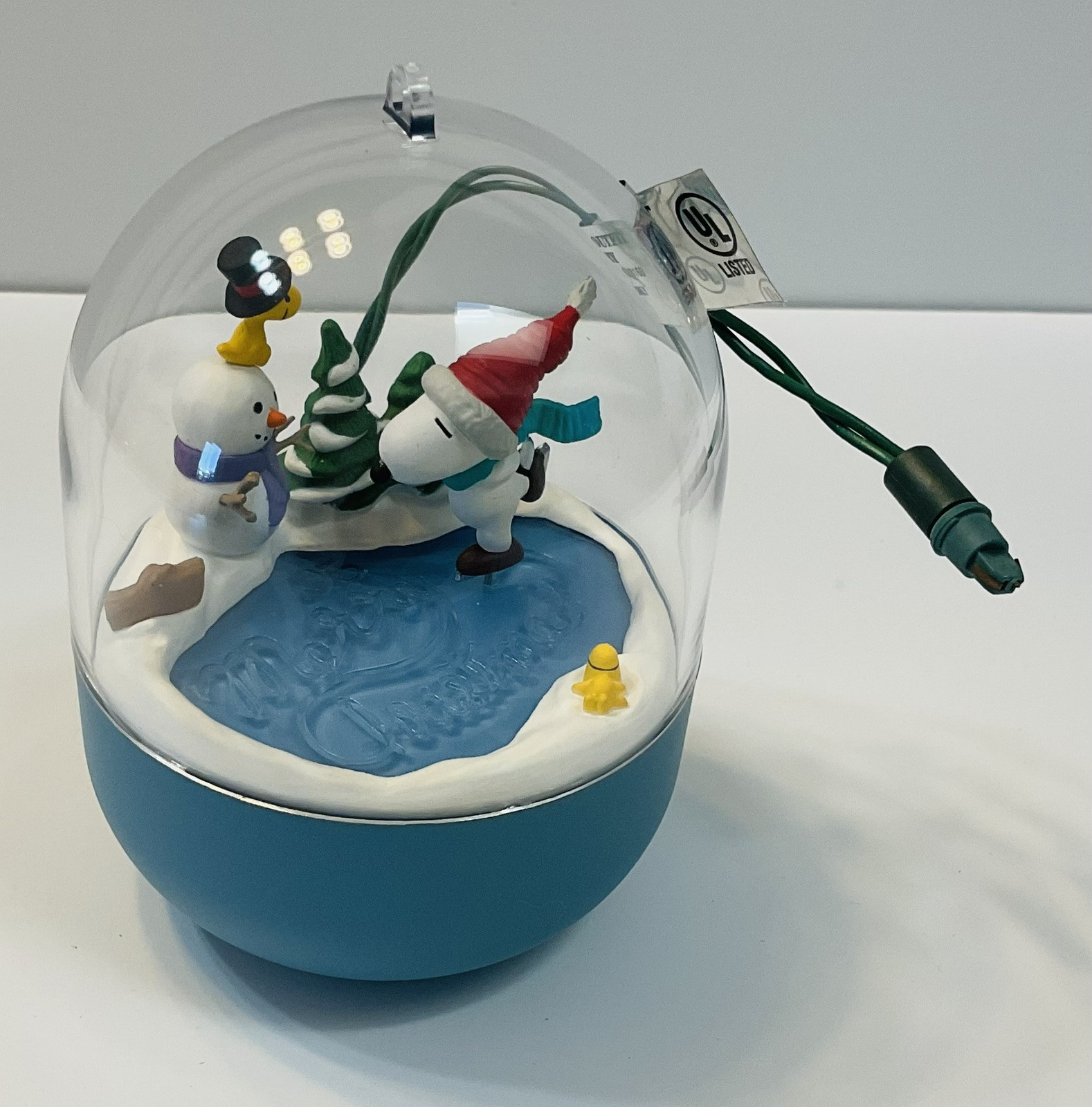 1995 Hallmark Peanuts Snoopy Magic Christmas Ornament with Light and Motion