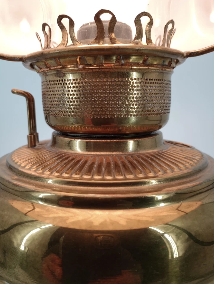 ANTIGUA LÁMPARA DE ACEITE DE LATÓN CON PANTALLA FLORAL PINTADA A MANO VIDRIO IDO CON EL VIENTO Foto 4 de 4