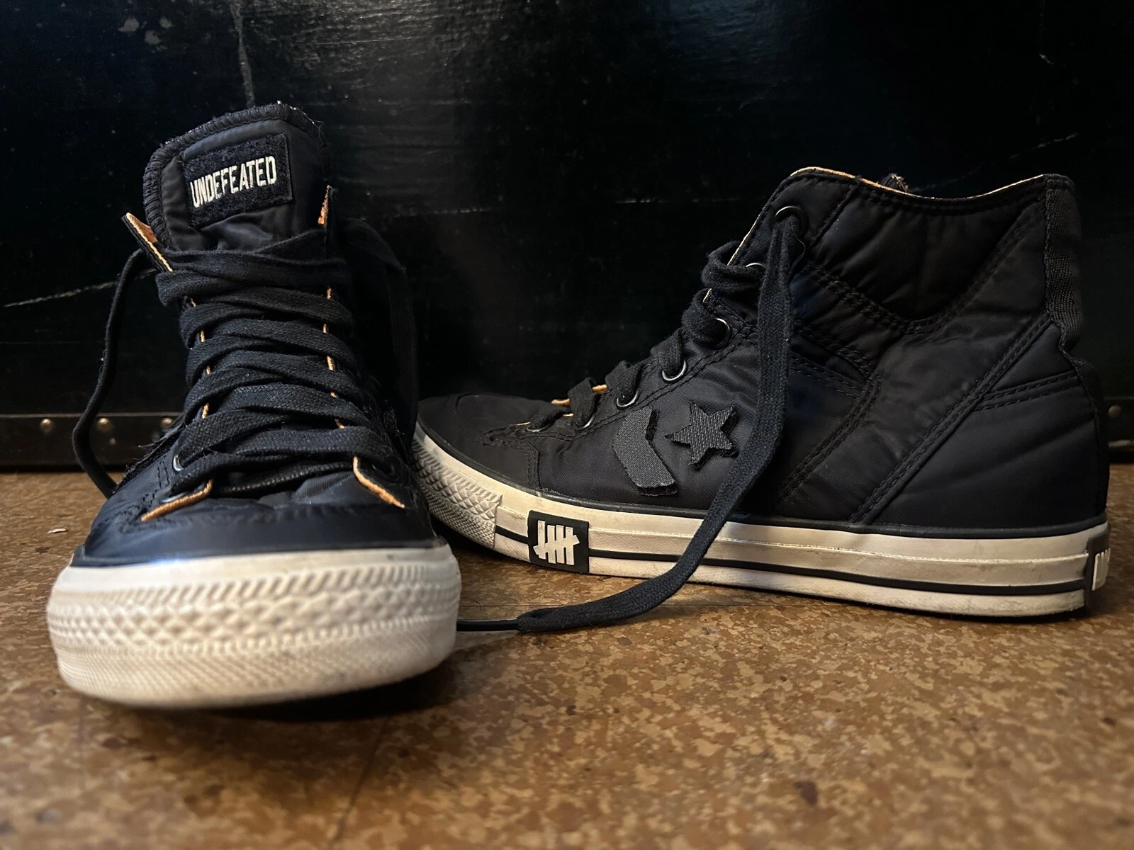 Chaussures d'arme Converse invaincues Poorman baskets Supreme Jordan