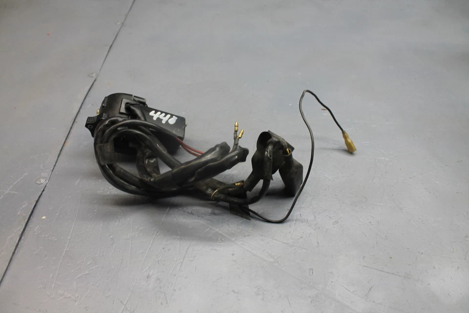 INTERRUPTORES INTERRUPTOR SEÑALES BOCINA MANGO CLIP IZQUIERDO KAWASAKI KZ550A Foto 3 de 4