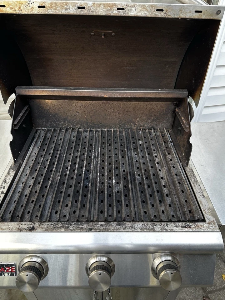 Blaze LBM 25 inch three burner natural gas grill (can Be Converted To Propane) - Image 3 of 4