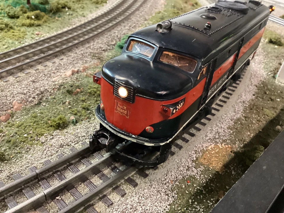Postwar Lionel 2031 Rock Island FA1 Alco Powered Diesel Switcher Locomotive Runs - Image 2 of 4
