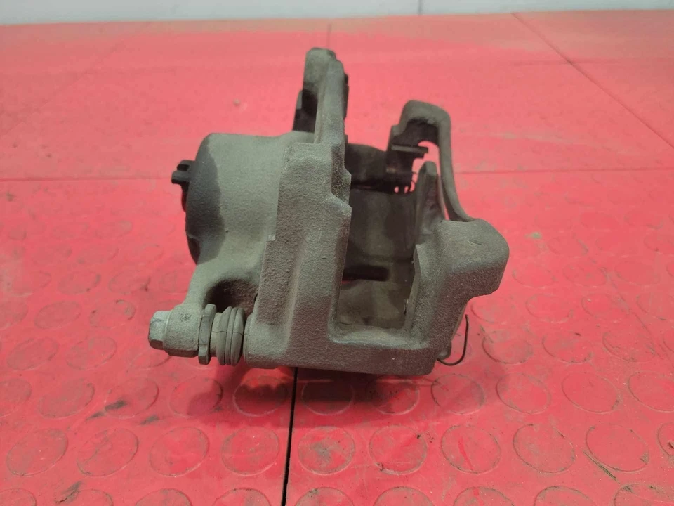 Conjunto de pinza de freno delantera izquierda lado del conductor Nissan Rogue Sport 17-22 OEM Foto 4 de 4