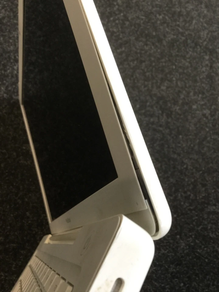 Apple MacBook A1181 13.3" FOR PARTS ONLY STUCK ON START UP SCREEN - Image 4 of 4