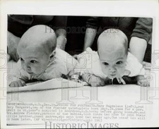 1963 Press Photo Magdalene & Margaret, two of the Fischer quints in Aberdeen, SD