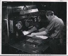 1953 Press Photo Louis Deichen Puts Mat over a Page Form at Milwaukee Journal