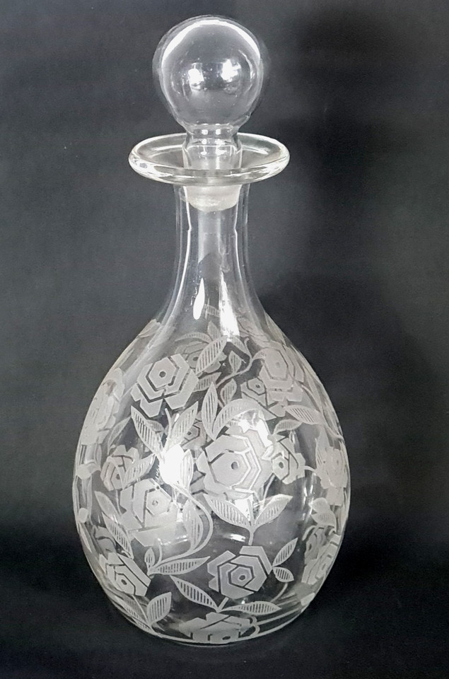 Baccarat Art Deco decanter engraved with roses, circa 1930. Very good...