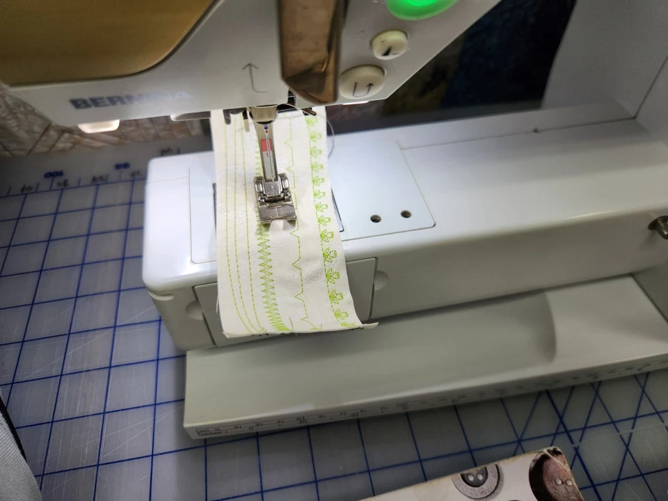 Bernina B 530 GOLD Sewing Machine, Accessories included,Professionally Serviced! - Image 4 of 4