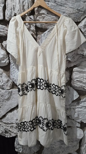 Old Navy Blumen weiß schwarz bestickt Boho Stufen Damen M V-Ausschnitt - Bild 4 von 5