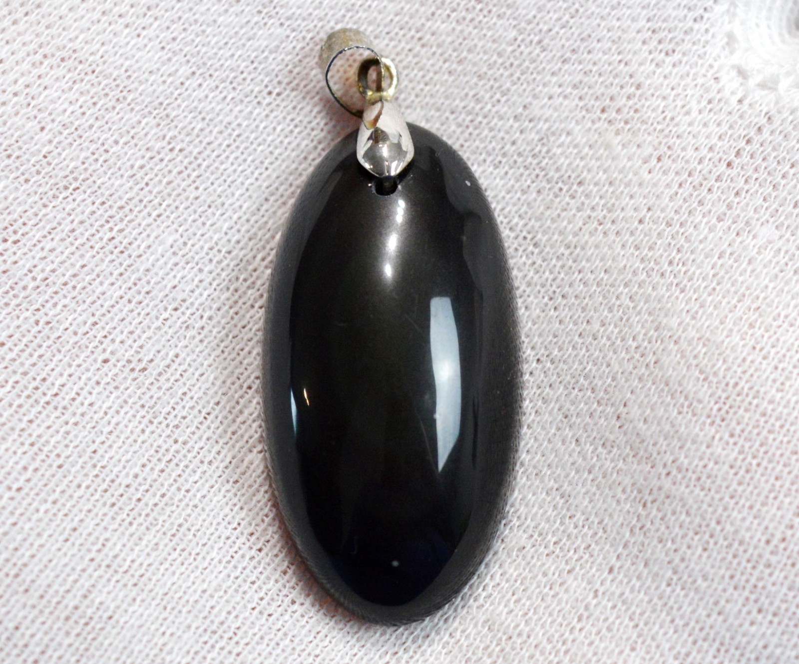 Pendentif obsidienne noire 62 carats, la pierre naturelle du Mexique pour retrouver l'ancrage