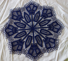 Rundes Deckchen, dunkelblau, gehäkelt (#212) Handarbeit, gestärkt, gespannt