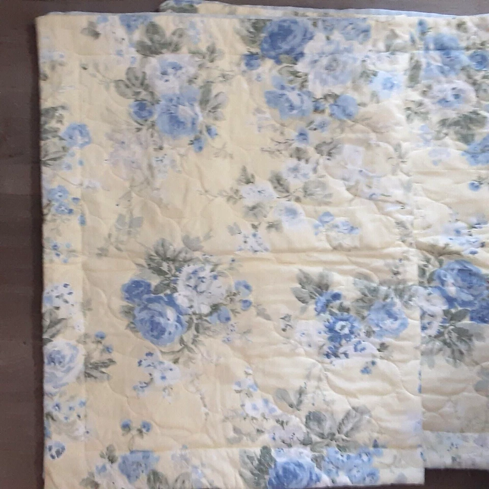 Laura Ashley Maybelle amarelo e azul acolchoado floral (2) King Shams 20X36 - Imagem 2 de 4