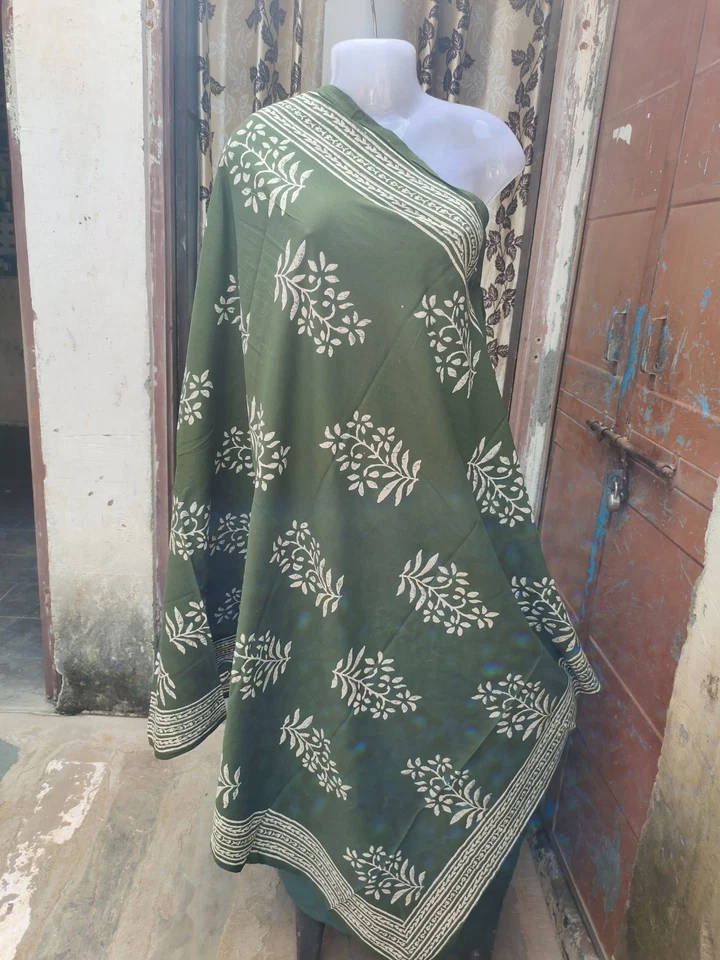 Sarong de algodón con estampado floral verde hecho a mano: envoltura de playa boho, bufanda de mujer, Foto 2 de 4