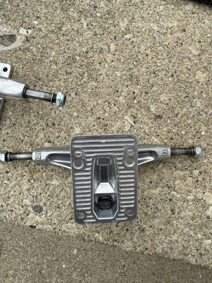 Thunder Trucks T2 148 (8.25) - Image 2 of 3