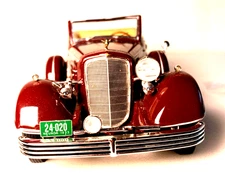 Danbury Mint 1933 Cadillac scale 1:24 INV# 1959 slight damage