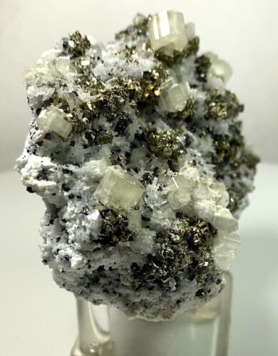 APATIT HELLGRÜNE KRISTALLE, PYRITE, QUARZE und CALCITE auf MATRIX aus PERU.