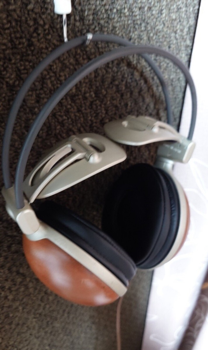 Audio-Technica ATH-W100 Vintage Woodie Headphones Beautiful Audio-Technica ATH-W100 Vintage Woodie Headphones Beautiful