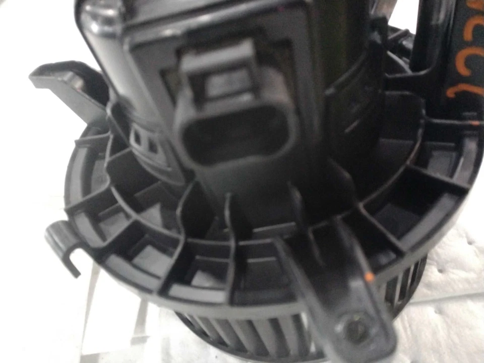 2013 GMC Acadia HVAC Blower Motor OEM 22816162 Used, 247K Miles, White - Image 3 of 4